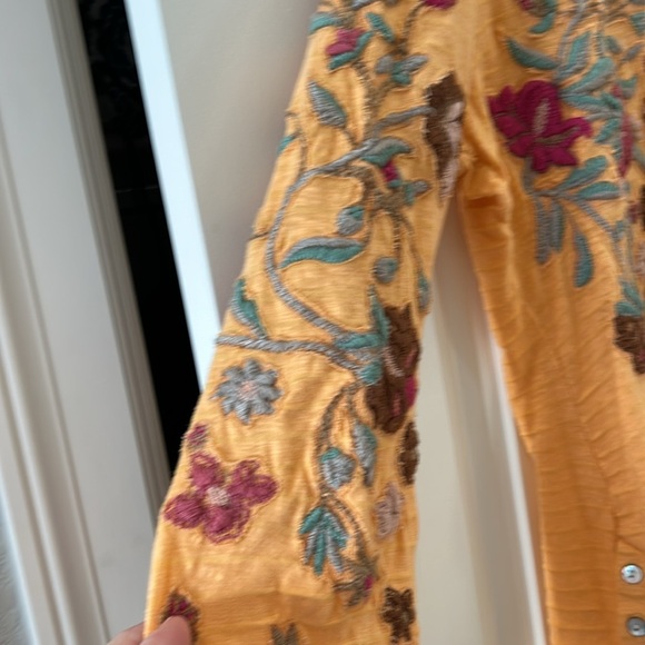 Soft Surroundings floral embroidered v neck 3 button top. XL. 100% cotton - Picture 3 of 12